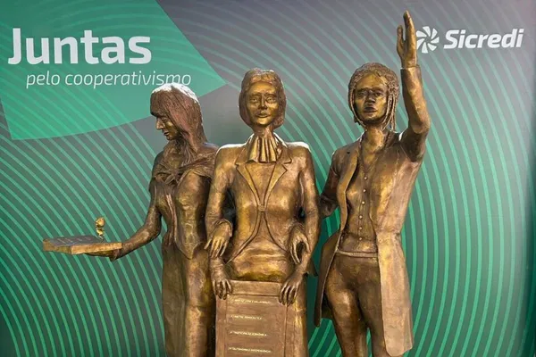Sicredi inaugura monumento em homenagem às mulheres cooperativistas 