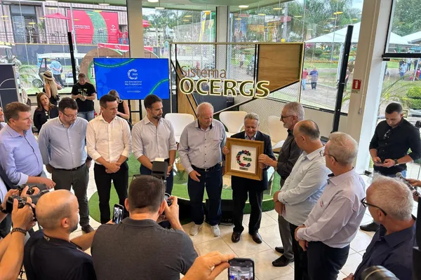 Sistema Ocergs homenageia Roberto Rodrigues na Expodireto 2025