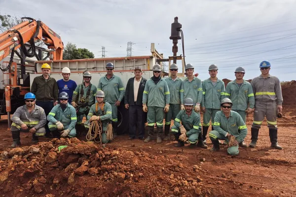 Equipe da Cermissões posa em frente a caminhão e perfuratriz durante obra de ampliação da rede elétrica, que recebe investimento de R$ 4,7 milhões para beneficiar a infraestrutura regional.