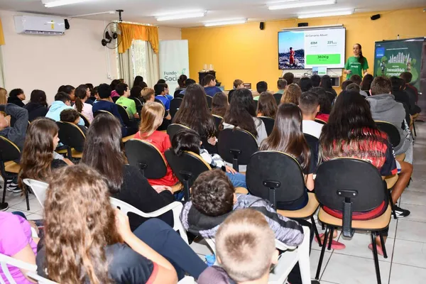 Alunos assistem a palestra educativa sobre compostagem promovida pela Certel por meio do Fundo Social, em atividade realizada na EMEF Vida Nova, em Lajeado.