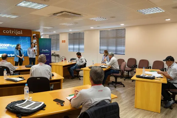 Instrutora conduz formação com conselheiros fiscais da Cotrijal, em sala com mesas distribuídas em grupos e materiais de apoio. Foto: Raíza Goi Borba | Cotrijal 