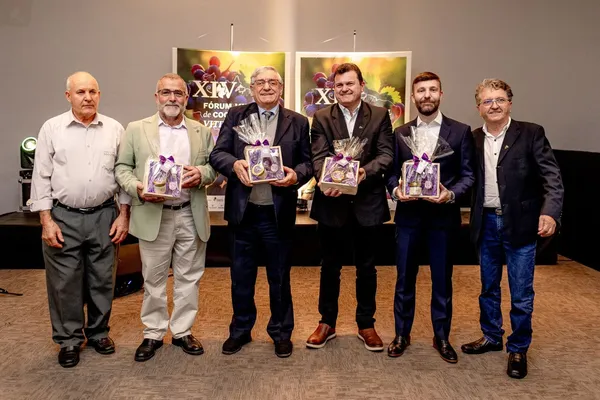 Autoridades durante a abertura do XIV Fórum Mundial das Cooperativas Vitivinícolas, com homenagens e entrega de brindes.