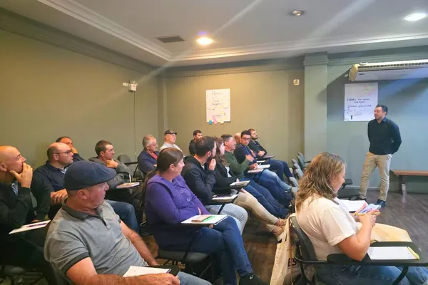 Participantes acompanham formação sobre governança com foco no conselho fiscal, promovida para cooperados em ambiente de sala de aula.