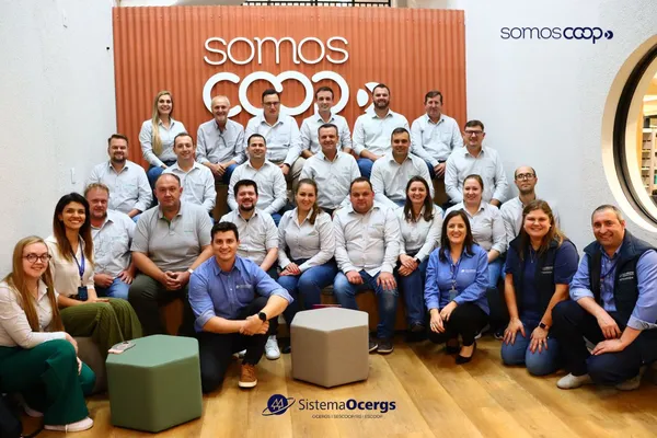 Turma da Cotrirosa certificada e equipe da Escoop no espaço SomosCoop do Sistema Ocergs.