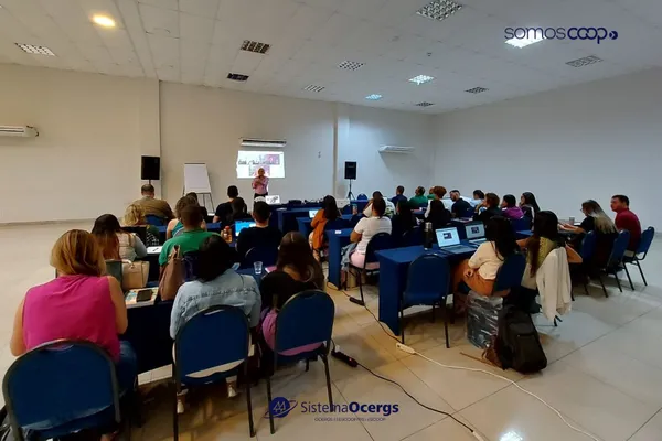 Alunos da terceira turma do MBA em Gestão de Cooperativas promovido pela Escoop em parceria com o Sistema Ocese. Turma observa a abertura do curso com o presidente da Organização sergipana.
