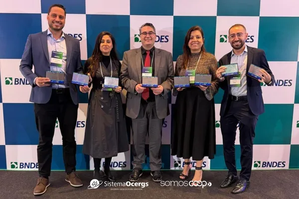 Representantes do Sicredi recebem premiação do BNDES pelo desempenho como agente financeiro em 2024, com destaque em seis categorias.