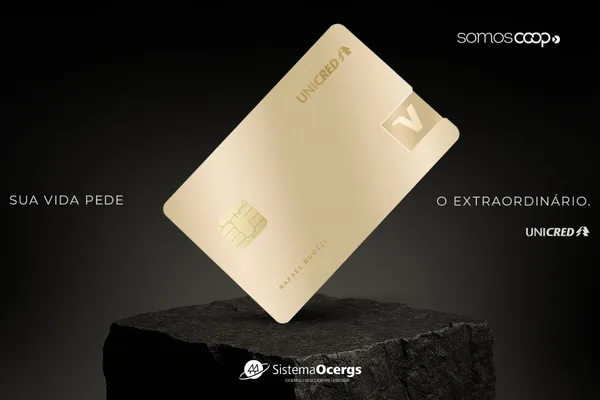 Cartão Unicred Visa Infinite Privilege em destaque sobre uma base de pedra escura, simbolizando exclusividade e sofisticação. À esquerda, a frase “Sua vida pede” e, à direita, “O extraordinário”. O layout minimalista e elegante reforça o posicionamento premium da marca.