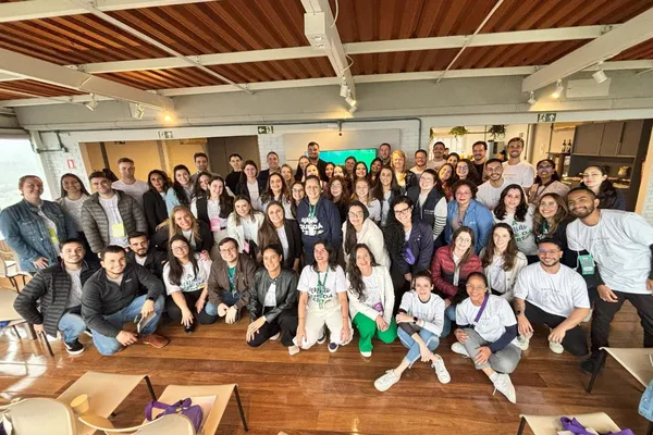 Grupo de participantes do Talk Coop posa para foto oficial após visita à Cootravipa, marcando a retomada presencial do ciclo de palestras do Sistema Ocergs.