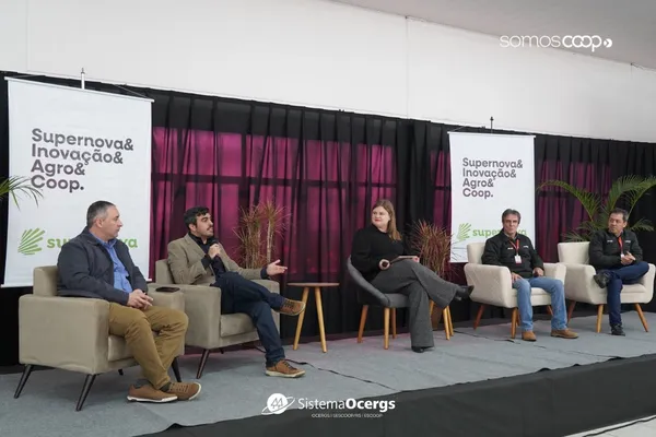  Painel do programa Supernova 2025 reúne representantes da Cotrijal, Escoop, OCB e Sistema Ocergs em debate sobre o papel do cooperativismo no futuro da juventude rural.