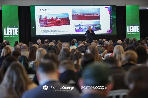 Palestrante apresenta conteúdo sobre pecuária leiteira no 3º Seminário do Leite da Cotrirosa, diante de um público atento, em Santa Rosa.