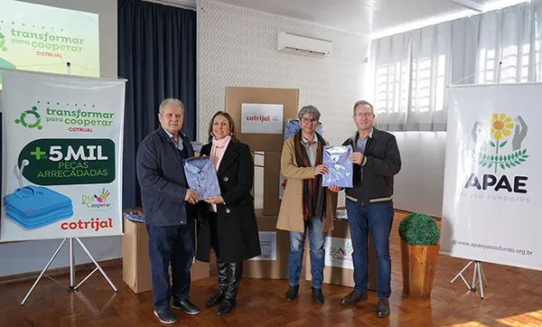 Cotrijal doa uniformes para a APAE e Cáritas de Passo Fundo