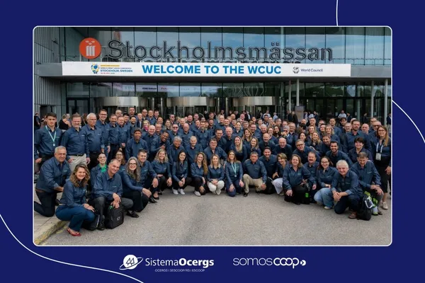 Delegação brasileira com mais de 130 representantes do Sicredi posa em frente ao centro de convenções Stockholmsmässan, na Suécia, durante a Conferência Mundial das Cooperativas de Crédito (WCUC 2025).