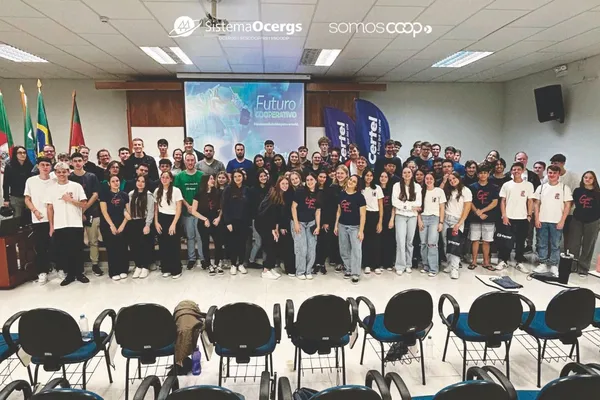 Estudantes e professores das escolas Reynaldo Affonso Augustin e Gomes Freire de Andrade posam com a equipe da Certel durante atividade do projeto Futuro Cooperativo, realizada na sede da cooperativa em Teutônia.