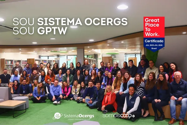 Equipe do Sistema Ocergs reunida na sede para celebrar a conquista do selo Great Place to Work, em ambiente acolhedor que valoriza integração e cooperação.