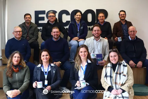 Lideranças cooperativistas reunidas na sede da Escoop, em Porto Alegre, durante o 2º Curso de Educação Política promovido pelo Sistema Ocergs. Grupo posado em ambiente interno, com clima de integração e formação.