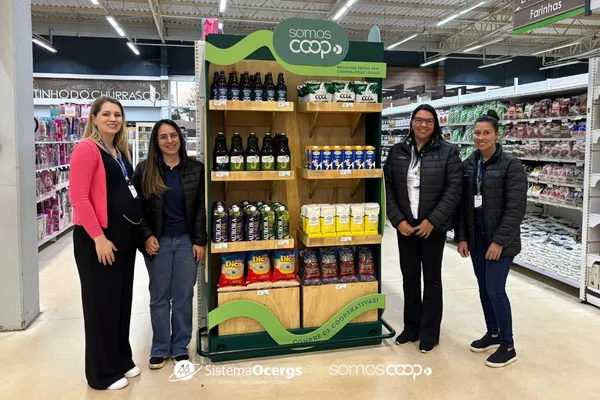 Gôndola especial com o carimbo #SomosCoop no supermercado da Cotripal.    