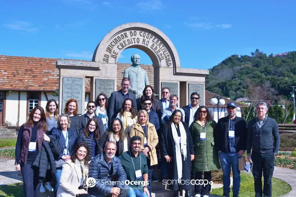 Grupo de cooperativistas posa em frente ao monumento de Padre Amstad, considerado o iniciador do cooperativismo de crédito no Brasil, em Nova Petrópolis (RS), durante imersão pré-COP30.