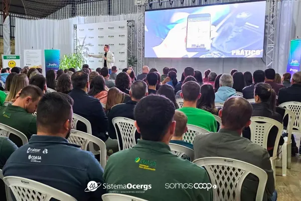Palestra de encerramento do Programa Cultivando Legados da Coasa, com público atento em auditório lotado. Evento destacou inovação e contou com apoio do Sistema Ocergs.