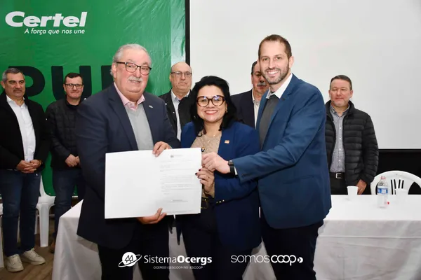 Secretária entregou a autorização para início das obras à Direção da Certel.