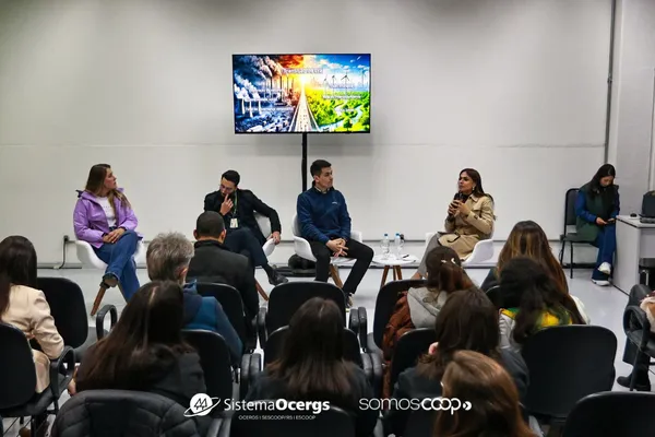 Público acompanha painel sobre transição energética com especialistas, promovido pelo Sistema Ocergs durante a Expointer 2025.