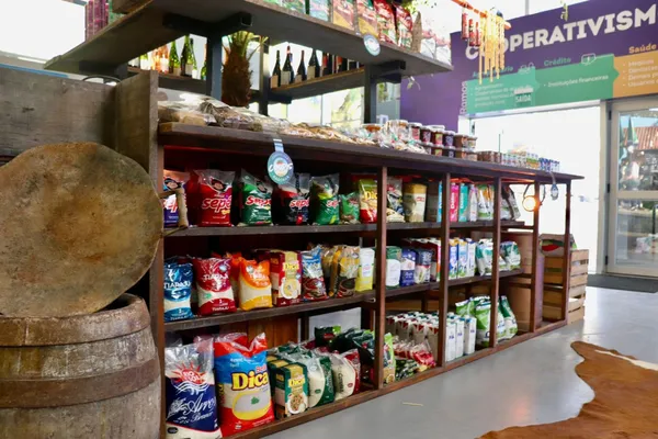 Sistema Ocergs entrega doação de produtos de coops expostos no Bolicho SomosCoop