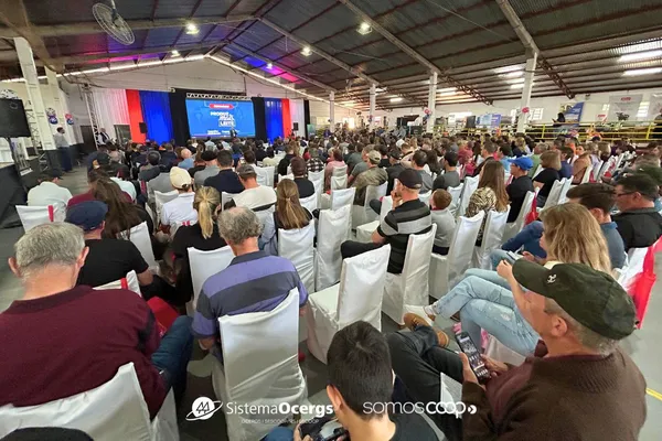 Mais de 300 produtores participaram do Seminário Produz Mais Leite, promovido pela Coopermil em Santa Rosa, celebrando os 70 anos da cooperativa e destacando a força do cooperativismo gaúcho.