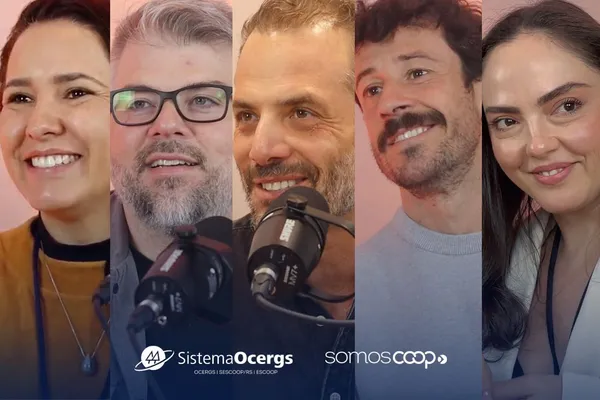 Imagem de cinco participantes sorrindo durante gravação do PodCoop, com microfones à frente, destacando a identidade visual do Sistema Ocergs e do movimento SomosCoop.