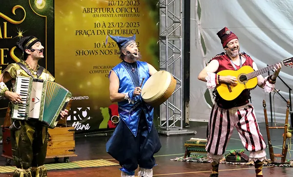 Espetáculo Os Trovadores do Natal encanta a população de Ijuí com muita música e diversão