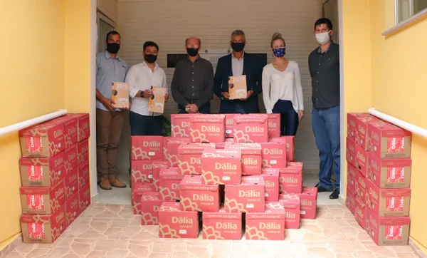Dália Alimentos e Alltech do Brasil doam 980 litros de leite à Slan