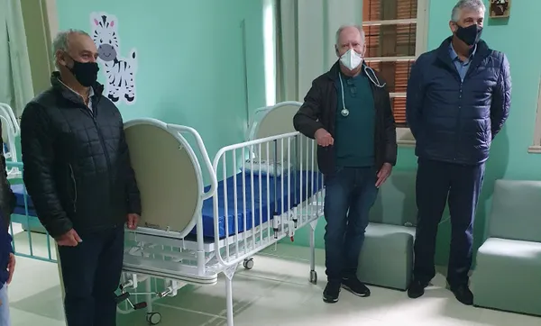 Criança Dália doa berços à ala pediátrica de hospital em Tupanciretã