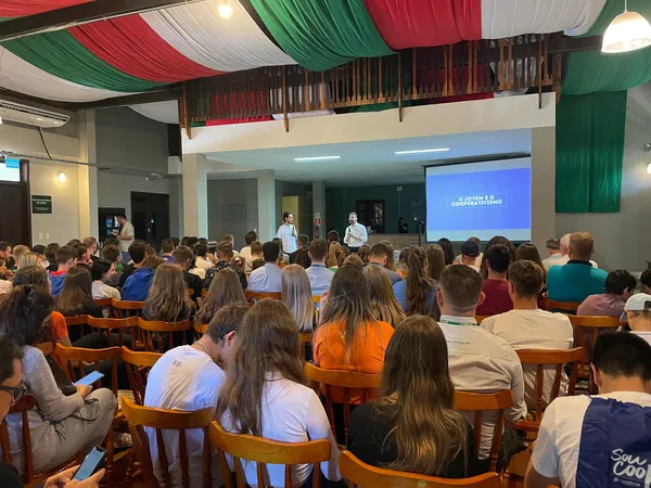 Cooperativismo na Fenasoja 2024: Engajamento jovem e soluções estratégicas para negócios
