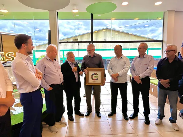 Sistema Ocergs homenageia Roberto Rodrigues na Expodireto 2025