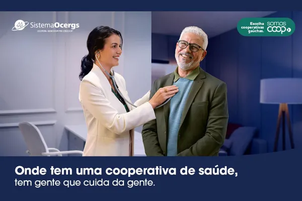 Profissional de saúde sorri enquanto ausculta paciente idoso, reforçando mensagem da campanha do Sistema Ocergs sobre o cuidado nas cooperativas de saúde.