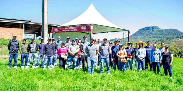 Dia de Campo fortalece práticas do leite no cooperativismo