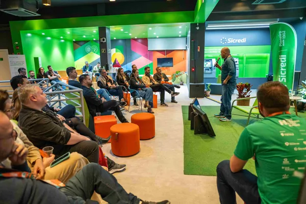 Notícia sobre o Sicredi Pioneira apresentando soluções de inovação e cooperativismo para impulsionar novos negócios durante o Feevale Summit em Novo Hamburgo.