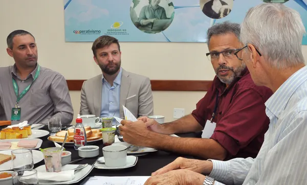 Secretário da Educação do RS é recebido na Escoop