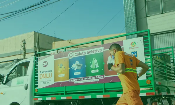 Cootravipa comemora aniversário com ação de limpeza