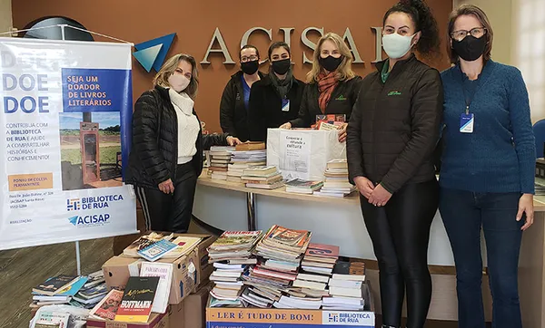 Cotrirosa entrega livros à Acisap