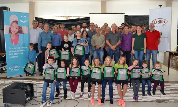 Criança Dália entrega 200 kits escolares no município de Marques de Souza