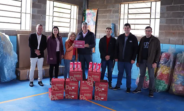 Dália doa R$ 11 mil em brinquedos e leite para escola de Cruzeiro do Sul