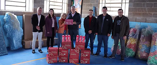 Dália doa R$ 11 mil em brinquedos e leite para escola de Cruzeiro do Sul