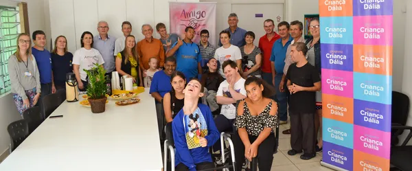 Criança Dália ajuda a revitalizar sala em Apae de Estrela