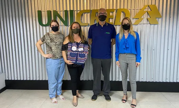 Unicred Região dos Vales realiza doação de mochilas e estojos para crianças