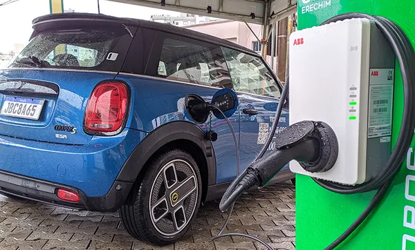 Unicred Erechim inaugura seu primeiro eletroposto