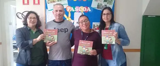 Sescoop/RS realiza doação de livros sobre cooperação