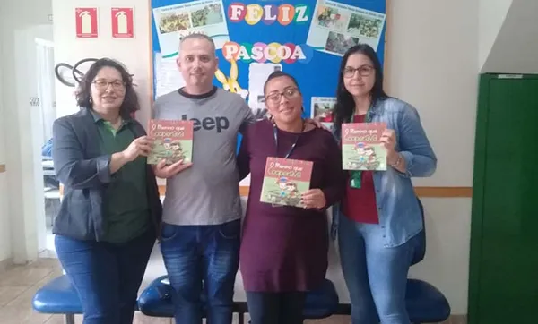 Sescoop/RS realiza doação de livros sobre cooperação