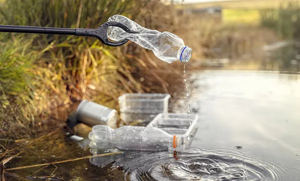 Estudantes participam de oficina prática sobre recuperação e preservação de nascentes