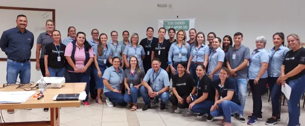 Facilitadores do Programa Aprendiz Coopermil realizam treinamento