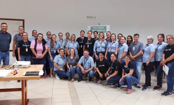 Facilitadores do Programa Aprendiz Coopermil realizam treinamento