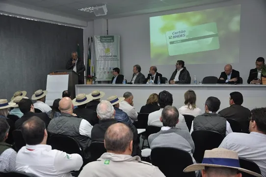 Lançamento do Cartão BNDES Agro reúne associados de cooperativas
